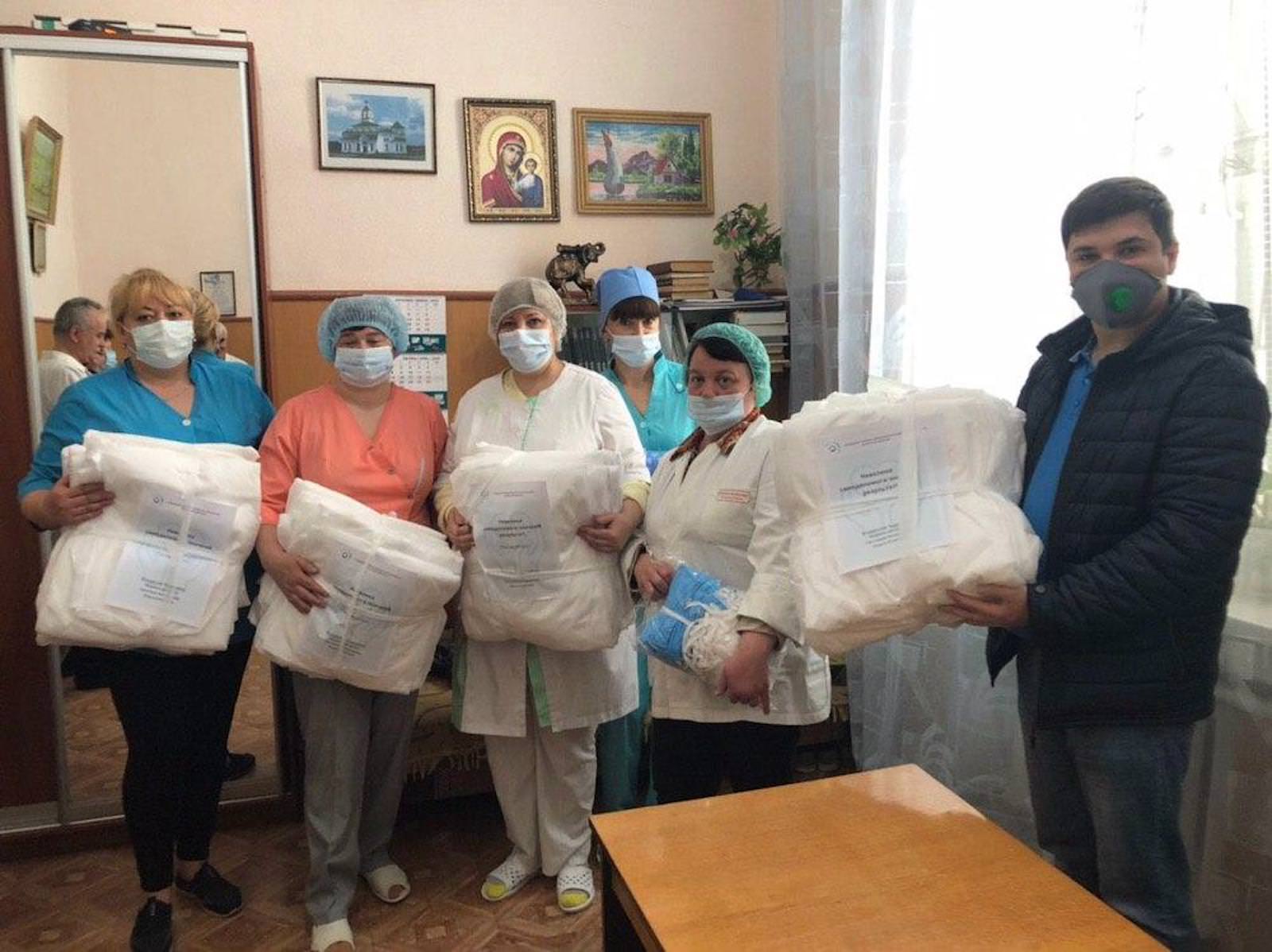 Допомога медичним та громадським закладам Радомишльського району. Поширення засобів захисту від коронавірусної інфекції, пошитих жінками волонтерами з сіл